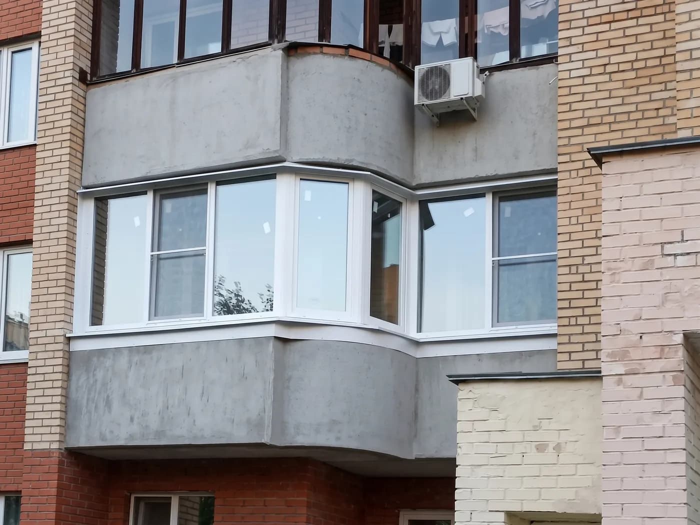 Балкон на Комсомольской: практичное остекление под сдачу